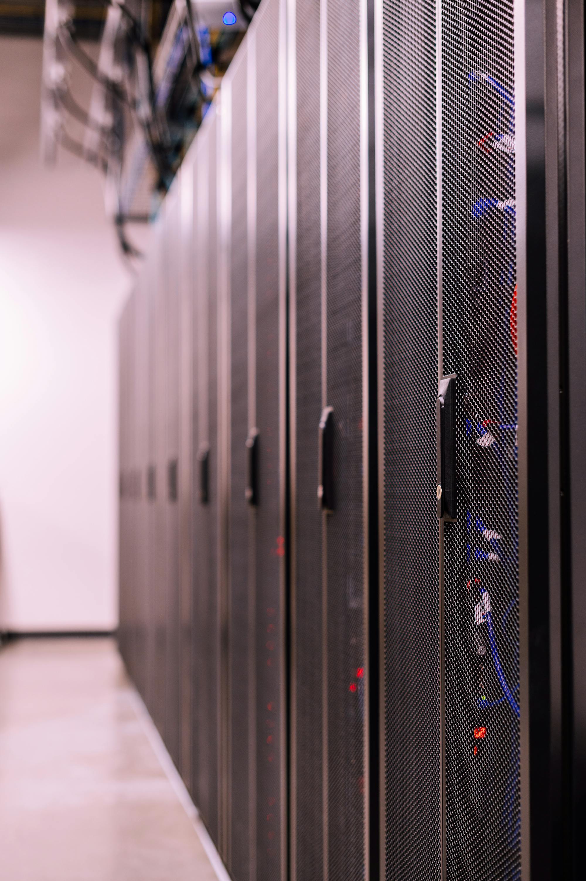 Rangées de serveurs dans un data center pour illustrer la fiabilité des données.