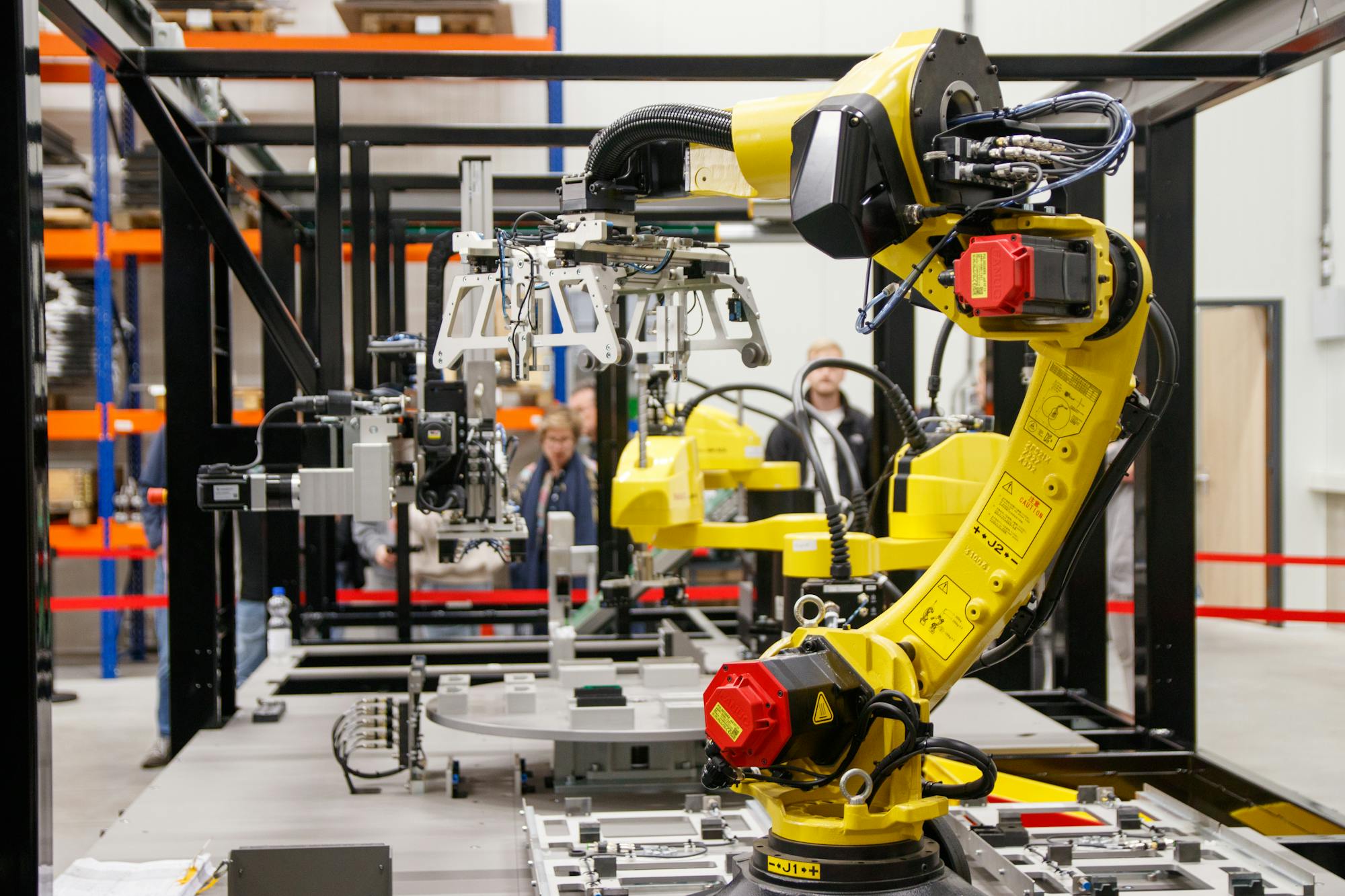Bras robotisés dans un environnement industriel connecté.