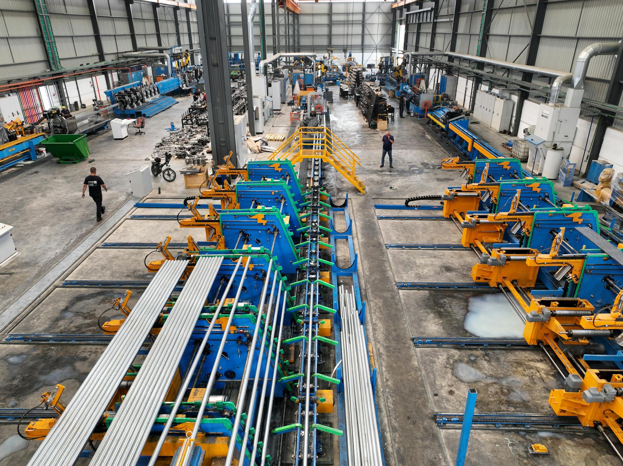 Ingénieurs en atelier industriel planifiant une feuille de route de modernisation.
