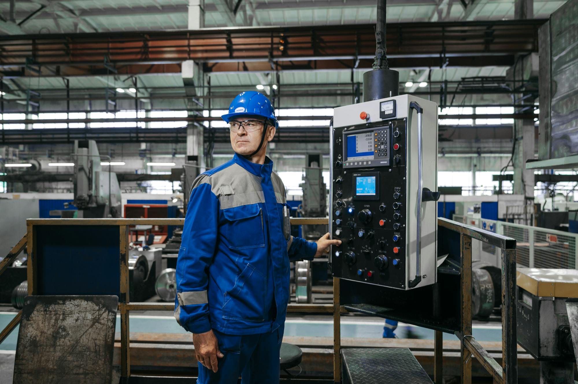 Technicien réalisant un contrôle qualité sur une ligne industrielle.