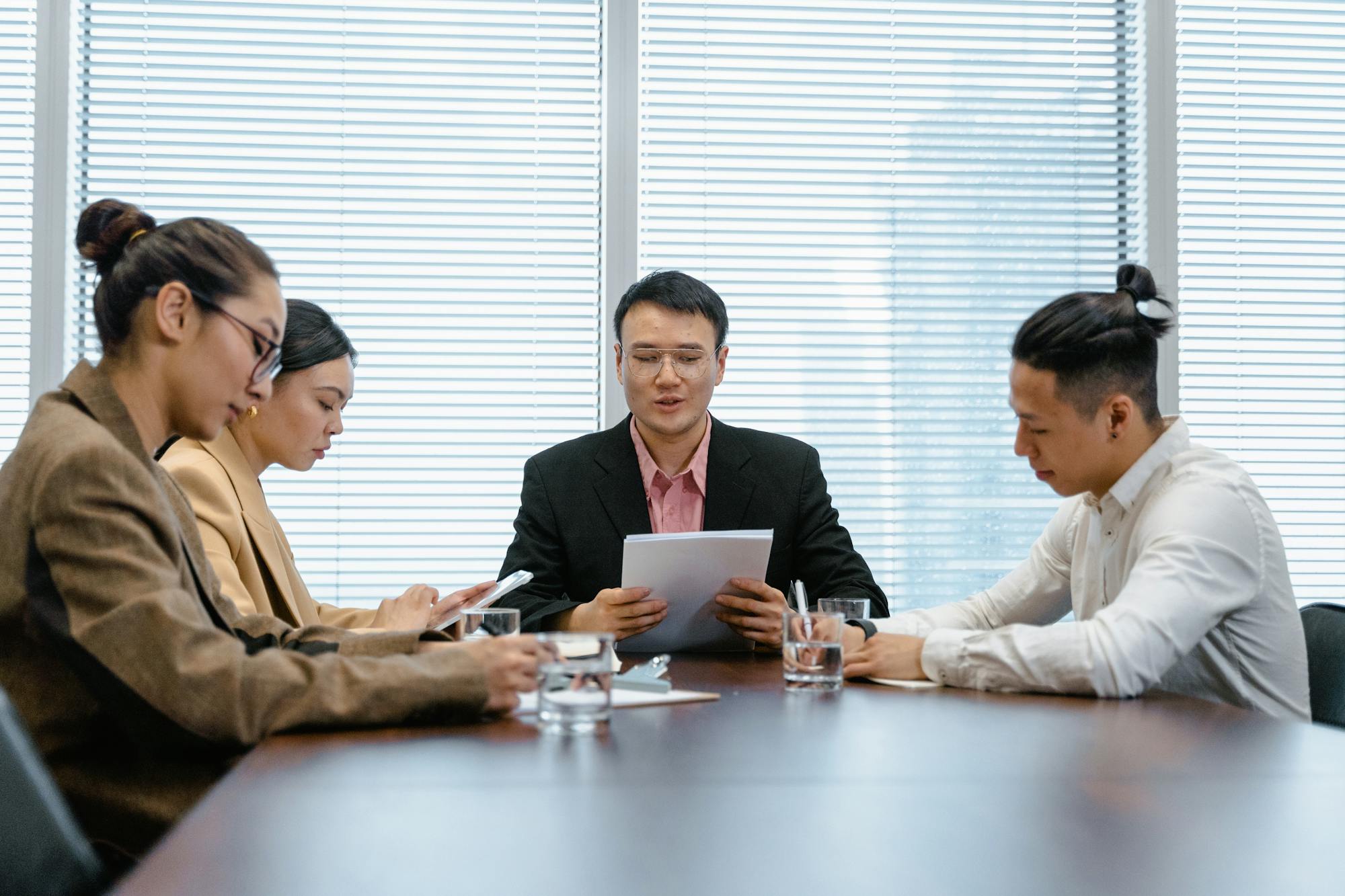 Comité de direction analysant des indicateurs de performance autour d'une table.